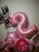 Dekoracja na 2 urodziny dziewczynki. Jasno różowa cyferka 2 na urodziny dziewczynki.Balony z helem mogą się unosić. Sklep internetowy z balonami helowymi